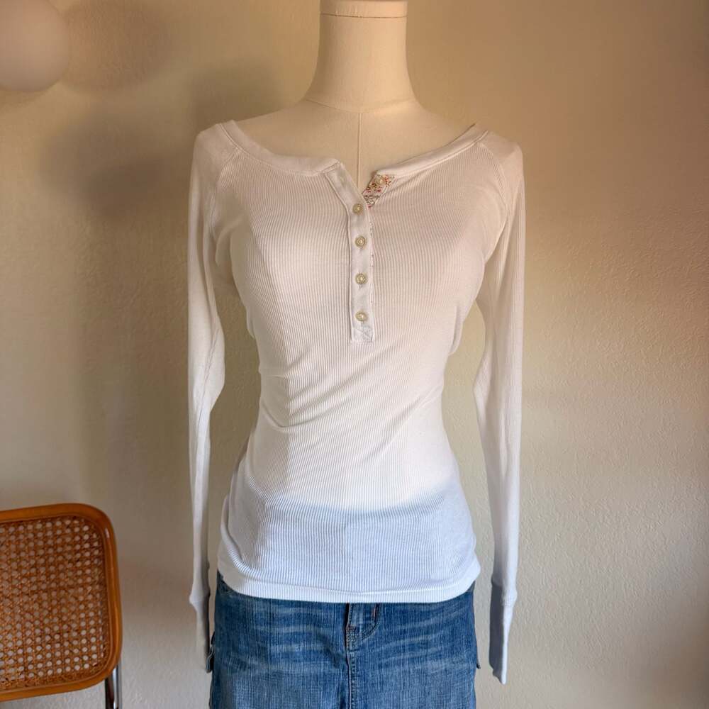 Old Navy White Ribbed Long Sleeve Henley Top with Floral Trim Size M